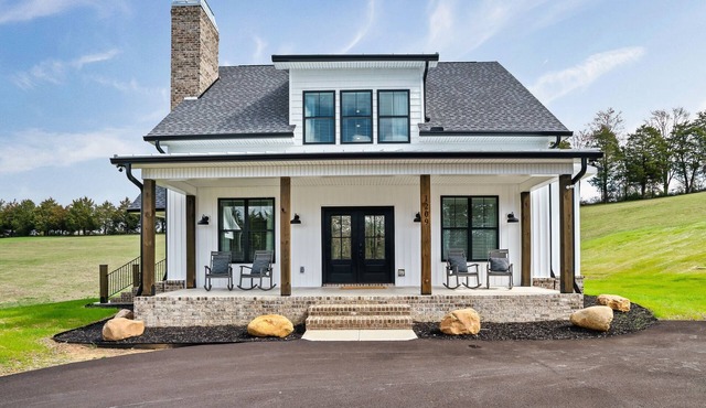 Three king bedrooms with pool table and hot tub!