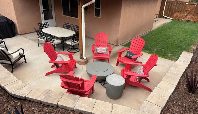 THREE KING BEDS! Parking, CLEAN, Views, FIREPIT, Pool, Hot Tub, ACCESSIBLE!