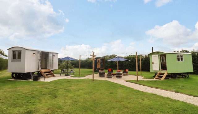 THREE LITTLE BIRDS, family friendly, with open fire in Faringdon