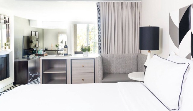 Three Luxurious Suites Close to Madame Tussauds Hollywood! Heated Pool, Balcony!