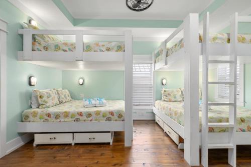 Three Master Bedrooms! Easy Beach Access! Gulf Views