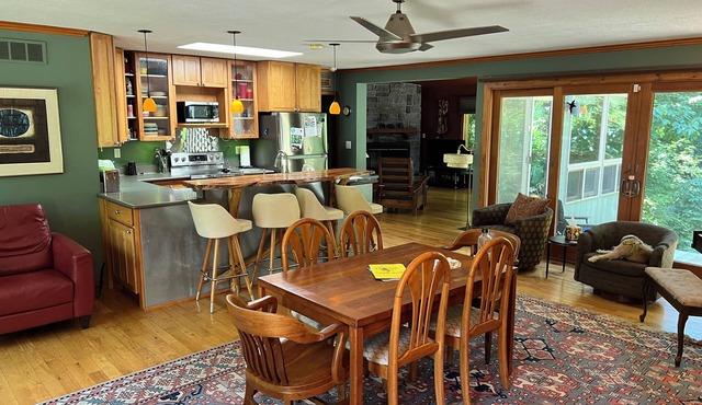 Three Oaks Creek House - Perfect - NEW HOT TUB! 3BR +king bed in screenhouse