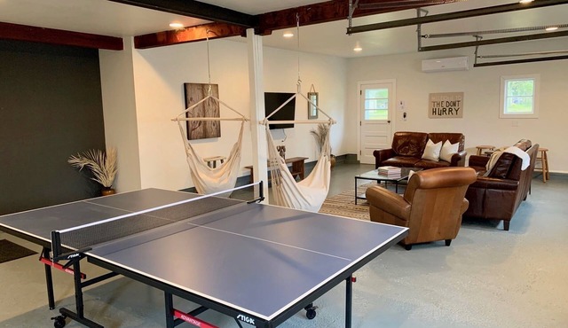 Three Oaks Getaway- 5 BR 2.5 BA- 3 Mins to Downtown- Week Stay Discount