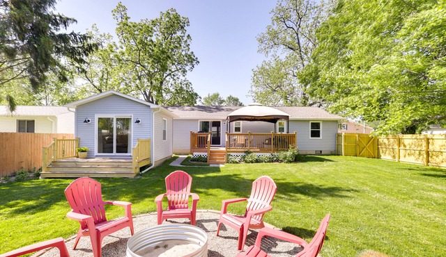 Three Oaks Home w/Guest House - 8 Mi to Beach!