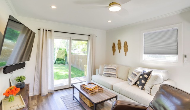 Three Oaks Home w/Guest House - 8 Mi to Beach!