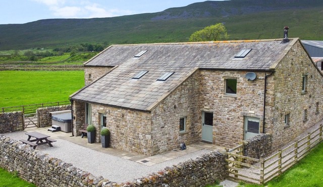 THREE PEAKS BARN, family friendly, with hot tub in Chapel-Le-Dale