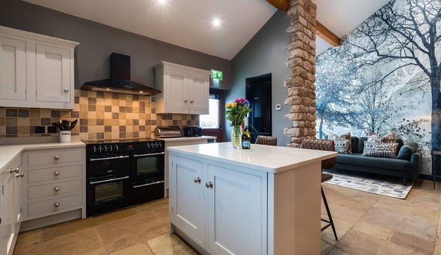 THREE PEAKS BARN, family friendly, with hot tub in Chapel-Le-Dale