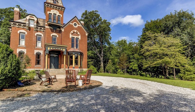 Three Pines Petersburg - Luxurious 10 Bedroom Home in Historic Petersburg