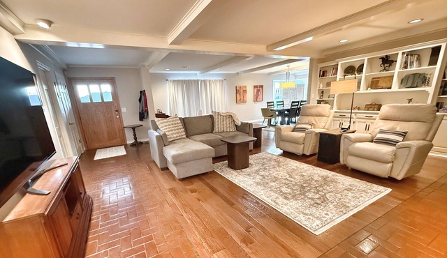 THREE PINES. Spacious & Cozy. 3 BDRM. Pool. Pet-Friendly.