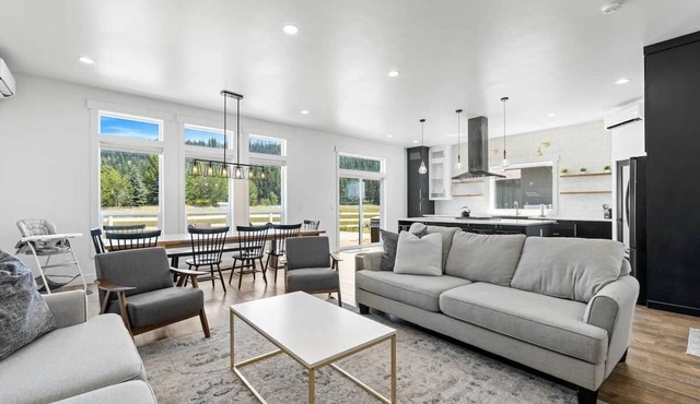 Three Primary Suites: Family and Dog Friendly