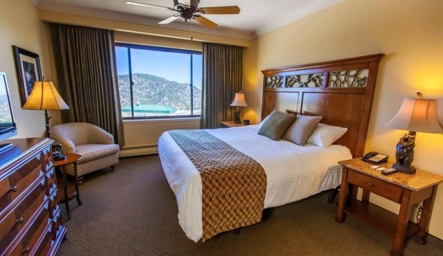 Three Scenic Mountain Villa: Hot Tubs, Pools & Perfect for the Whole Family