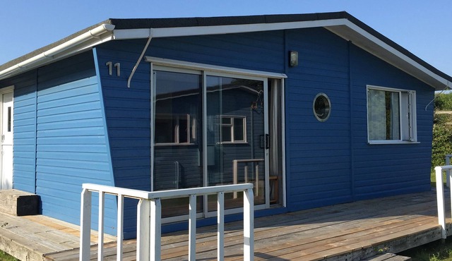 Three Shades of Blue - Cosy family beach chalet a short walk from the beach.