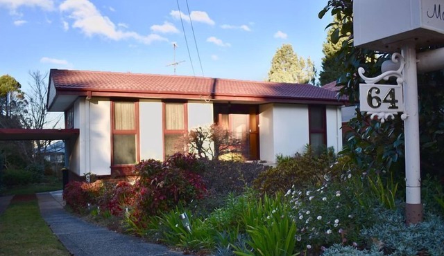 Three Sisters Garden Cottage - stroll to 3 Sisters