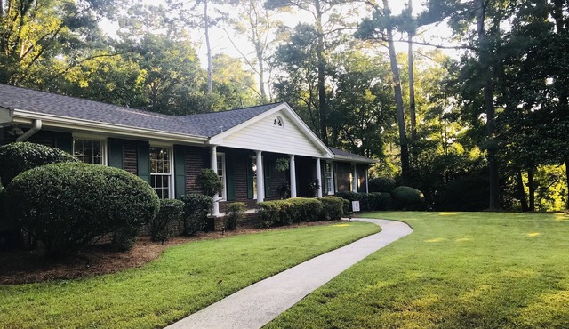 Three Sisters House - for Medical/Business Professionals or Leisure Travelers