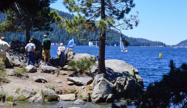 Three-story condo with mountain views, balcony, grill & washer/dryer