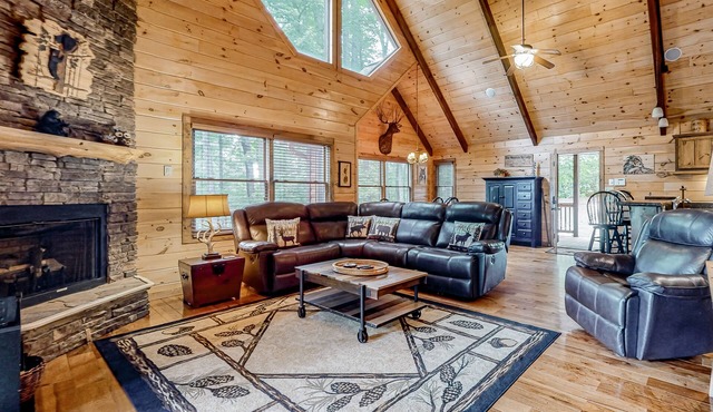 Three-story dog-friendly home w/, WiFi, Hot Tub, pool table & 3 fireplaces