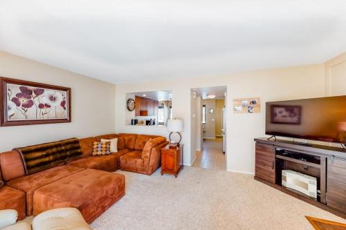Three-Story Dog-Friendly Townhouse with Free WiFi Gas Fireplaces & washer & dryer