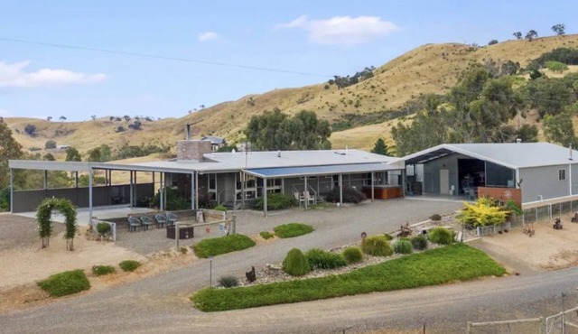 Three Ways Farm – Lakefront Country Escape near Mt Buller
