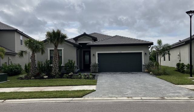 Three year old Cozy 4-bedroom house with private pool and two community pools