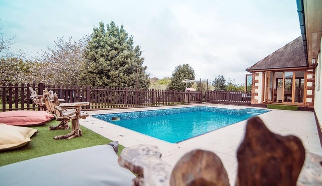 Threeways Retreat with Heated Swimming Pool