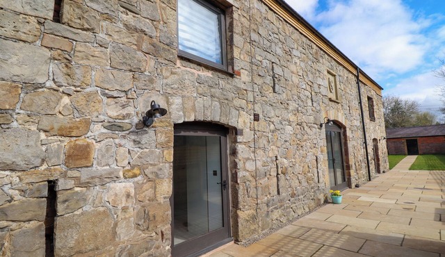 THRESHERS BARN, pet friendly, luxury holiday cottage in Weston Rhyn