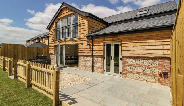 THRESHING BARN, pet friendly, with hot tub in Blandford Saint Mary