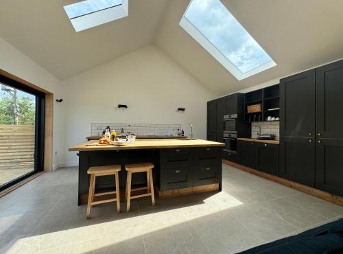 Threshing Barn- Modern 5 Bed, 10 person, Barn Conversion in a Rural Location with Great Access