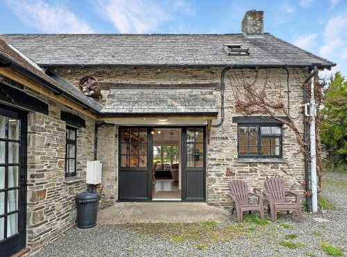 Threshing Barn, Nr Barnstaple with outdoor seasonal pool, free wifi and on-site parking