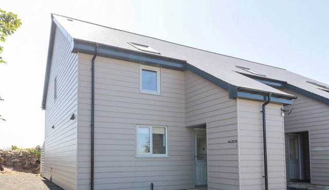 THRIFT LODGE, pet friendly, character holiday cottage in Embleton