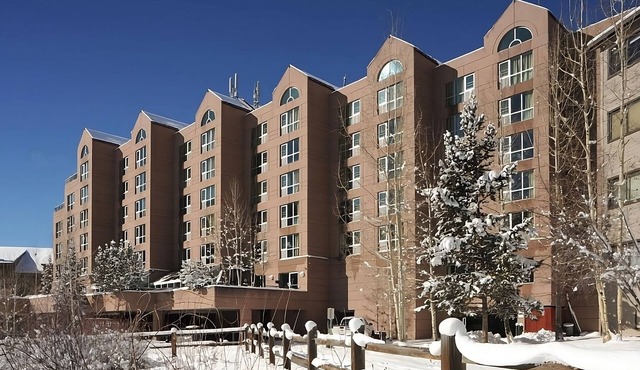 Thrilling Ski Experience! Four Units, Breakfast, Shuttle, Outdoor Jacuzzi!