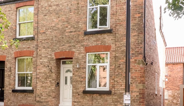 THROUGH THE LOOKING GLASS, pet friendly, with a garden in Ripon