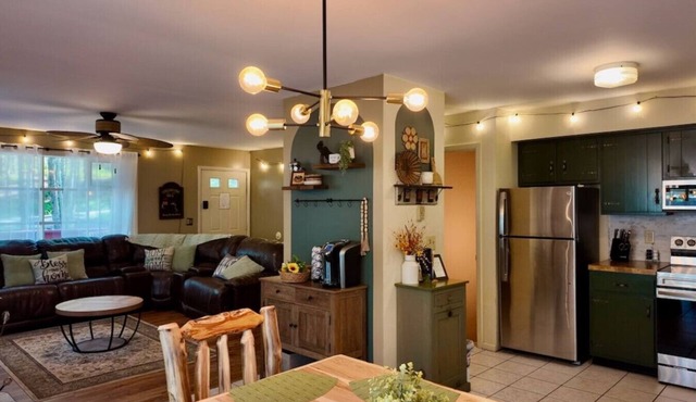Throwback Lodge - Hot Tub - Pet Friendly