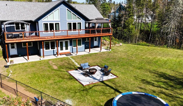 Thunder Bay Retreat, beautiful property with trails. Close to all anemnities.