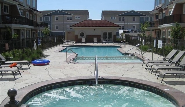 Thunderbird, 3 car Parking, 4 Bikes, Pool, Hot Tub, Beach Block, Sleeps 10,