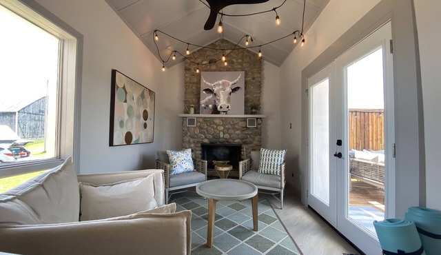 Thunderbird Farm - Luxury 5-Bedroom Farmhouse w/Pool & Hands-On Farm Experience