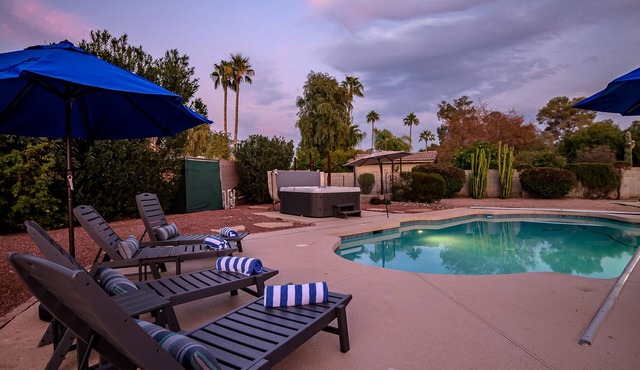 Thunderbird House and Casita w/Pool, Hot Tub, Pickleball, Basketball, Chess - sleeps 2