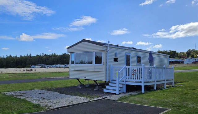 THURSTON MANOR CARAVAN PARK, PONY MEADOW, with a garden in Dunbar