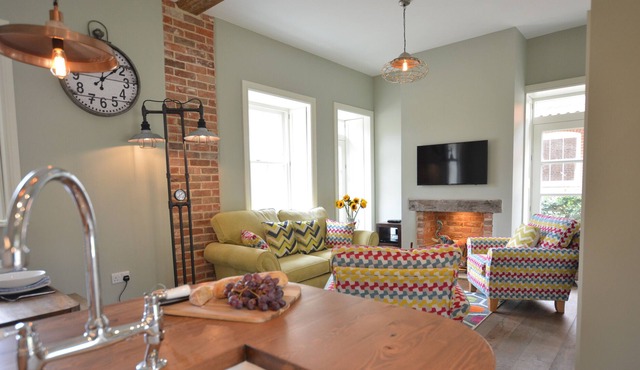 THYMBLETHORPE, BLYTHVIEW, pet friendly, with pool in Southwold