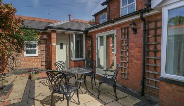 THYME COTTAGE, pet friendly, with a garden in Malvern