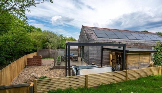 Thyme Getaway · 2BR · Sauna · Hot Tub · Sleeps 4