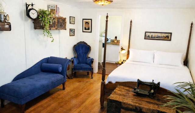 Ticketmaster Chamber - Historic Lakefront Studio Cabin with Kayaking