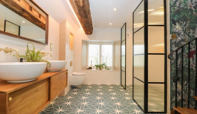 TICKMOREND FARM, pet friendly, luxury holiday cottage in Nailsworth