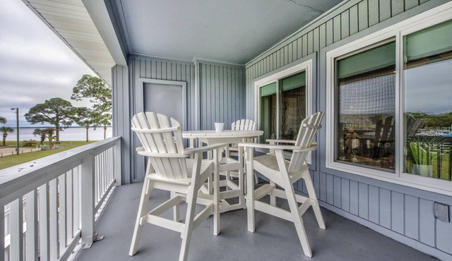 Tide Creek Bungalow, Panacea.Marina/Bay Views, 2 Balconies, Pool, No Boats