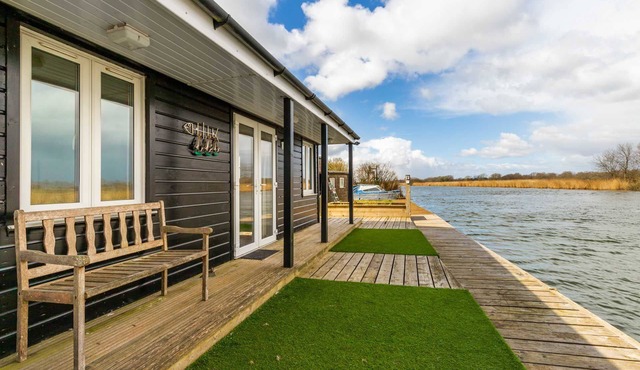 Tide & Time | Stunning Riverside Holiday Cottage