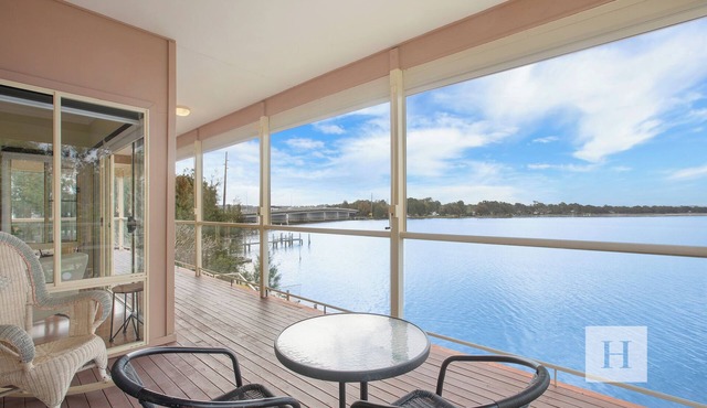 Tide view - A waterfront retreat with a BBQ, Kayak's and local restaurants!