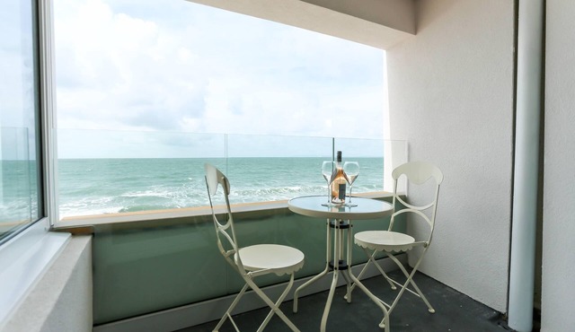 Tides - Beach Front Apartment in Bracklesham Bay