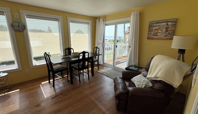 Tide’s Edge Escape: Cozy 2-Bed Cottage/Camper with Sea Views