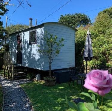 Tides Reach, Deluxe Shepherds hut 1, 100m from the Beach