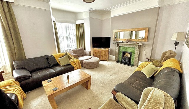 Tides Reach Filey, Sleeps 13,dog friendly, close to beach,town, park and pubs.