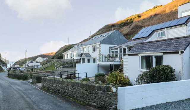 TIDES REACH, pet friendly, country holiday cottage in Tintagel